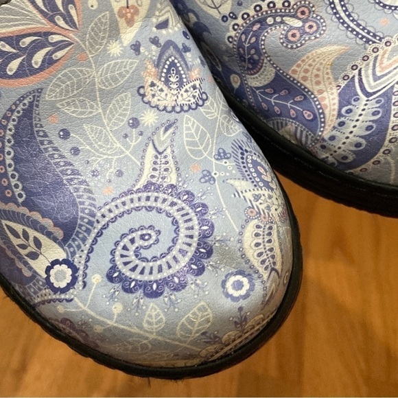 6.5 OHMM clogs. Great for nurses or someone who works in a kitchen or restaurant - Picture 5 of 10